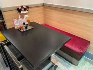 麺ロード花畑のテーブル席